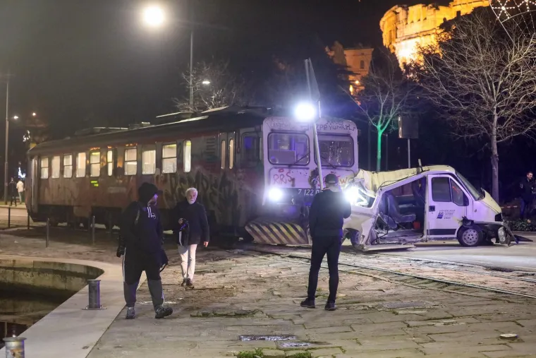 Nestvarne scene na pulskoj Rivi: Vlak s nekoliko putnika se zabio u kombi i gurao ga nekoliko stotina metara