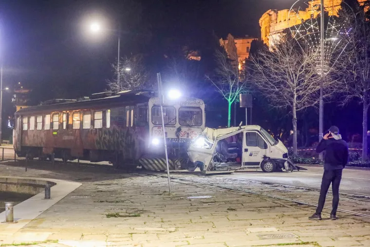Nestvarne scene na pulskoj Rivi: Vlak s nekoliko putnika se zabio u kombi i gurao ga nekoliko stotina metara
