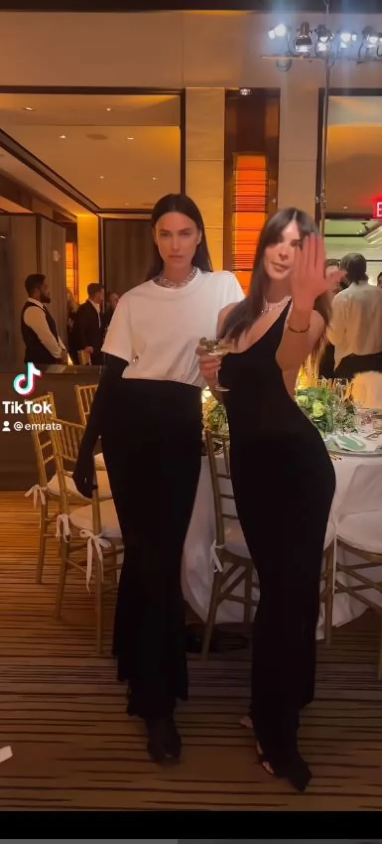 Emily Ratajkowski nabacila prozračnu majicu bez grudnjaka: 'Ako ti se gumbi otkopčaju, bit će mrtvih'