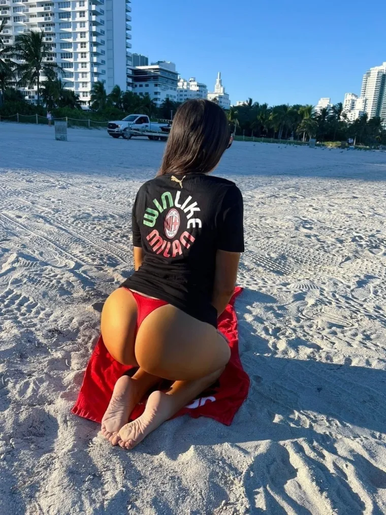 Neumorna Claudia Romani opet provocira paparazze: U crvenim tangicama sagnula se taman toliko da im preskoči srce