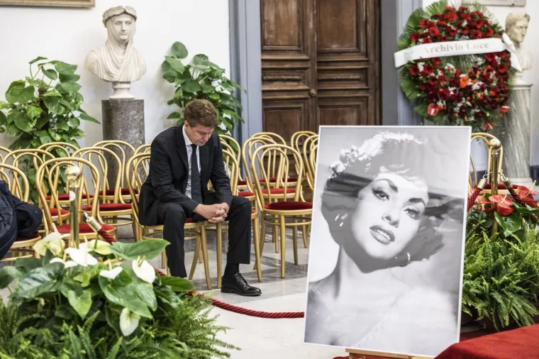 Legendarna Gina Lollobrigida ispraćena je na vječni počinak: Od 'najljepše žene svijeta' oprostile se tisuće ljudi