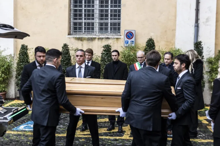 Legendarna Gina Lollobrigida ispraćena je na vječni počinak: Od 'najljepše žene svijeta' oprostile se tisuće ljudi