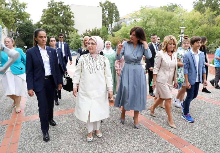Prve dame Sanja Musić Milanović i Emine Erdogan na satu vjeronauka. Čitali su se i Biblija i Kuran