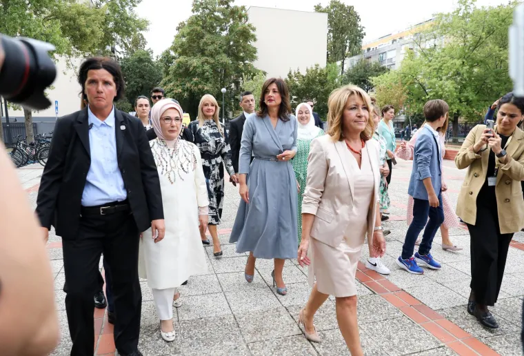 Prve dame Sanja Musić Milanović i Emine Erdogan na satu vjeronauka. Čitali su se i Biblija i Kuran