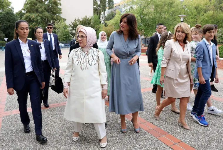 Prve dame Sanja Musić Milanović i Emine Erdogan na satu vjeronauka. Čitali su se i Biblija i Kuran