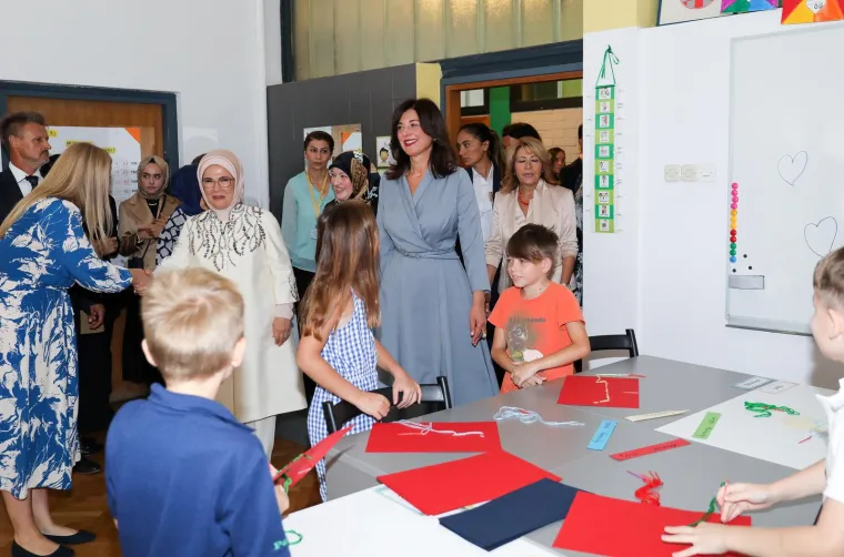 Prve dame Sanja Musić Milanović i Emine Erdogan na satu vjeronauka. Čitali su se i Biblija i Kuran