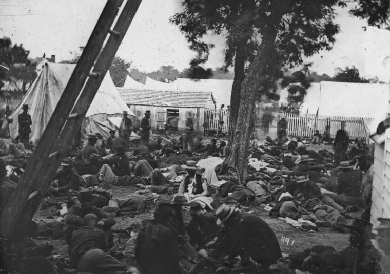 5. &apos;Ranjeni na Savage Station, nakon bitke 27. lipnja 1862.&apos; James Gibson: Fotografi su dokumentirali Meksičko-američki rat 1847. i Krimski rat 1853., ali se građanski rat u Sjedinjenim Državama smatra prvim velikim ratom u kojem je fotografija korištena za dokumentiranje događaja, dok je rat odnio ljudske živote.

James Gibson je snimio ovu fotografiju bolnice Union Army koja liječi ranjenike nakon bitke kod Savage Stationa. Gibson je radio kao asistent Alexanderu Gardneru, suradniku fotografa iz građanskog rata i poduzetnika Mathewa Bradyja. Ova fotografija je bila jedna od preko 100 Gibsonovih snimljenih tijekom kampanje s generalom McClellanom.

Brady je kasnije izložio zbirku u svojoj galeriji u New Yorku kako bi potaknuo suosjećanje s ratnim naporima.
