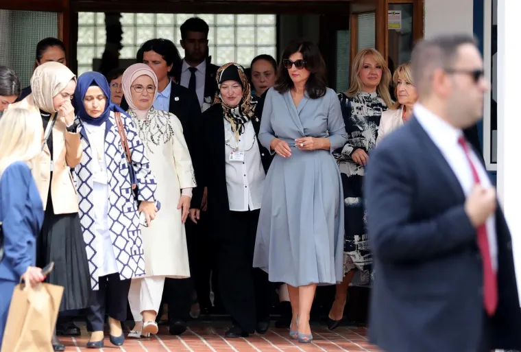 Prve dame Sanja Musić Milanović i Emine Erdogan na satu vjeronauka. Čitali su se i Biblija i Kuran
