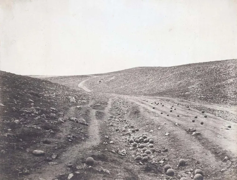 7. &apos;Dolina sjene smrti&apos;, Roger Fenton (1855.): Najranija ratna fotografija je bila ograničena tehnologijom tog vremena, ali je ipak proizvela neke od najtrajnijih slika medija. Britanski fotograf Roger Fenton dokumentirao je Krimski rat između Britanije i Rusije, noseći tešku opremu za fotoaparate preko ratnog područja. Fenton nije mogao fotografirati radnju rata, samo njegove posljedice.

Ova fotografija iz 1855. prikazuje područje obrubljeno ispaljenim topovskim kuglama. Britanci su mu dali nadimak &quot;Dolina sjene smrti&quot;, s obzirom na to da je to područje bilo izgubljeno i ponovno zauzeto mnogo puta tijekom rata.

Fenton je bio jedan od prvih ratnih fotografa koji je stvorio buduće tržište za časopise i novine za kupnju fotografija. Ranije su se oslanjali na skice bojišta koje su crtali umjetnici, a koje su se mogle pretvoriti u gravure.
