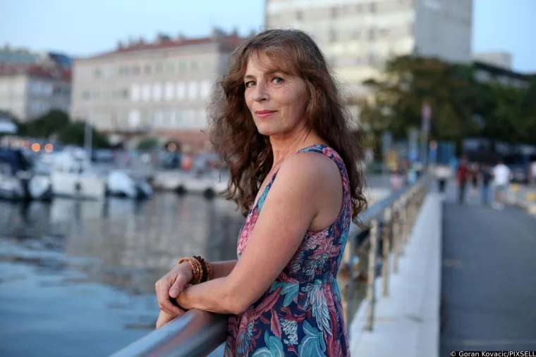 Mira Furlan bila je jedna od najpoznatijih glumica s prostora bivše Jugoslavije, a kasnije i međunarodno priznata zahvaljujući svojoj karijeri u Americi. Rođena je 1955. u Zagrebu, u intelektualnoj, sekularno židovskoj obitelji, a od malih nogu pokazivala je dar za umjetnost. Diplomirala je glumu na Akademiji dramske umjetnosti u Zagrebu i vrlo brzo postala zvijezda kazališta, filma i televizije.