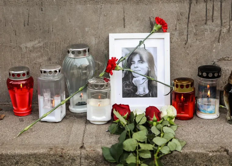 Mira Furlan je preminula u Los Angelesu 20. siječnja 2021. godine. Glumica je duže vrijeme bolovala od virusa Zapadnog Nila koji joj je prenio zaraženi komarac. Zbog teške bolesti, posljednjih nekoliko mjeseci provela je u teškom stanju boreći se za život. Iako joj je u bolnici SAD-u pružena najbolja moguća liječnička skrb, bolest je, nažalost bila jača.


