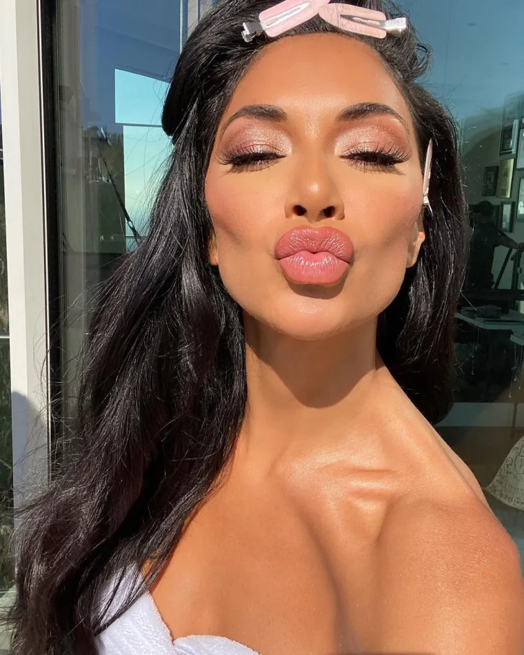 Američka pjevačica Nicole Scherzinger pratiteljima na Instagramu poželjela je sretno Valentinovo videom u kojem im šalje puse. Atraktivna 42-godišnja crnka pozirala je našminkana, dok je rukom pridržavala ručnik.