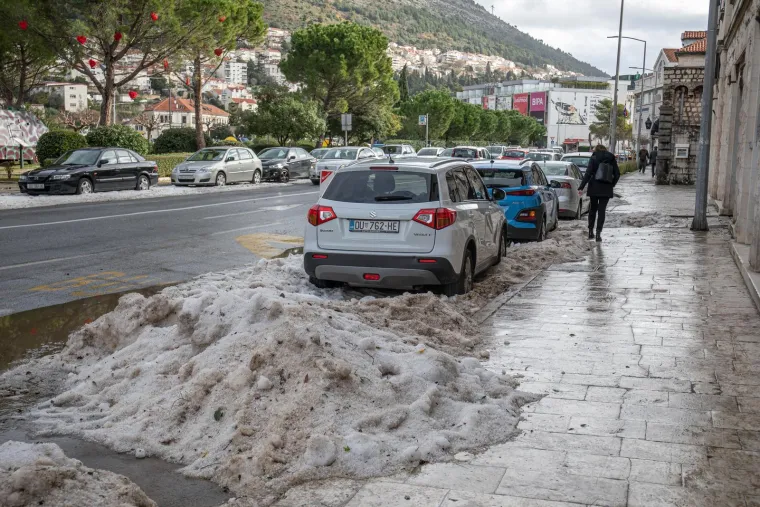 FOTO Tuča zabijelila Dubrovnik: Intervenirala je čak i ralica