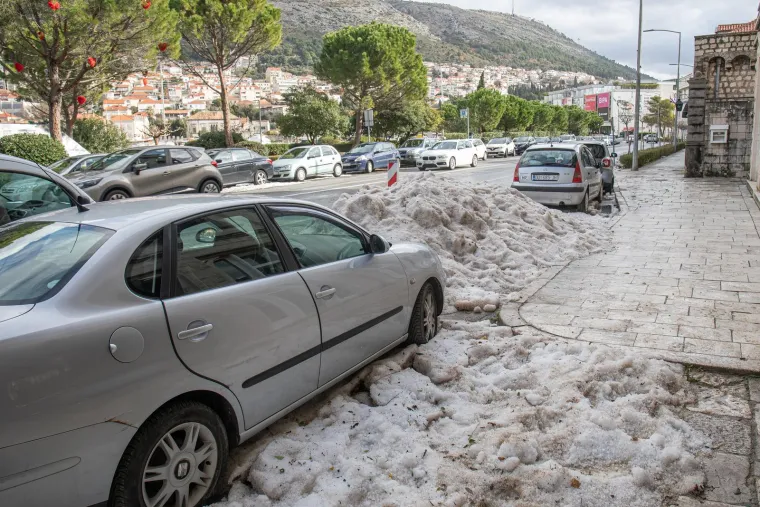 FOTO Tuča zabijelila Dubrovnik: Intervenirala je čak i ralica