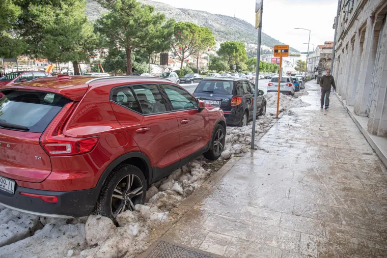 FOTO Tuča zabijelila Dubrovnik: Intervenirala je čak i ralica