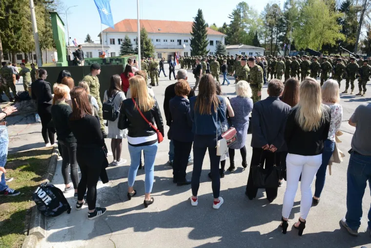 Emotivan ispraćaj hrvatskih vojnika u misiju NATO-a