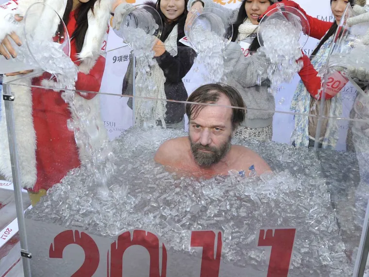 4. Wim Hof je Nizozemac s nekoliko rekorda u Guinnessovoj knjizi za iznimnu otpornost na ekstremne temperature. Penjao se na planine leda u tenisicama i kratkim hlačama, trčao po pustinji na preko 50°C bez hrane i vode, i bio je prekriven ledom gotovo dva sata. Sve je to uspio učiniti bez drhtanja, dehidracije ili bolesti. Ove temperature bile bi smrtonosne za svakog drugog čovjeka. Čini se da Hof može kontrolirati svoj imunološki sustav, čineći njegovo tijelo sve otpornijim. Zapravo, svatko može steći iste sposobnosti sve dok prakticira niz aktivnosti poznatih kao Hof metoda. Znanstvenici su proveli nekoliko studija s Hofom i nekim od njegovih učenika kako bi utvrdili jesu li glasine o njegovom super otporu istinite. Mogli su samo dokazati da su Hof i skupina koja je nastupala poput njega jači i zdraviji od kontrolne skupine.