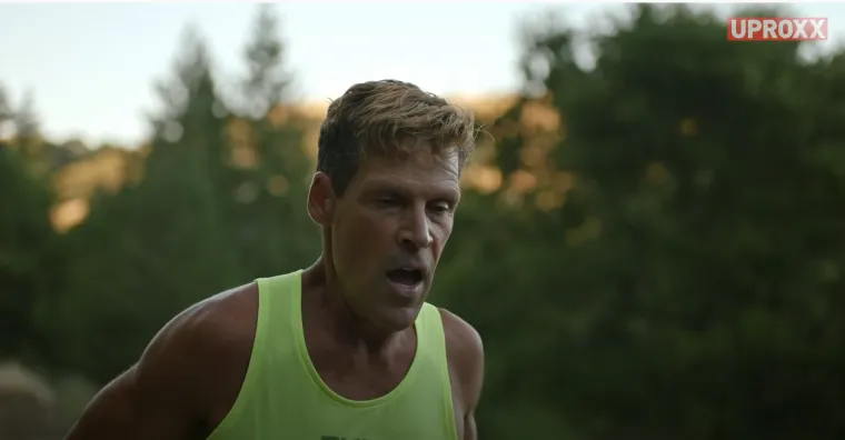 6. Dean Karnazes ima sposobnost fizičke izdržljivosti. Uspio je pretrčati 563 kilometra bez zaustavljanja, prošao je pedeset maratona u pedeset dana, a čak je trčao i po ledenom vremenu u utrci na Južnom polu. Jednog je dana američki ultramaratonac odlučio testirati granice svog tijelo, pa je počeo trčati, u dobi od trideset godina, nakon što je popio tekilu. Od tada je nezaustavljiv. Ima otporno, snažno tijelo s metabolizmom koji znanost ne može objasniti. On može brzo izbaciti mliječnu kiselinu iz svog sustava i nikada u životu nije imao grč. Kada obični ljudi vježbaju, tijelo pretvara glukozu u energiju, proizvodeći mliječnu kiselinu kao nusproizvod. Kako se to nakuplja u mišićima, umor i grčevi su neizbježni kao signal tijela da prestane. Karnazes nikada ne prima te signale. Njegova sposobnost da bude fizički aktivan dulje vrijeme, u teškim uvjetima, impresionirala je mnoge ljubitelje sporta diljem svijeta i zaintrigirala umove znanstvenika. Otkrili su da njegovo tijelo ima niži postotak masti od prosječne osobe zbog nekog stanja, ali to nije jedino zašto je tako jak. Kao da je napravljen od željeza. 