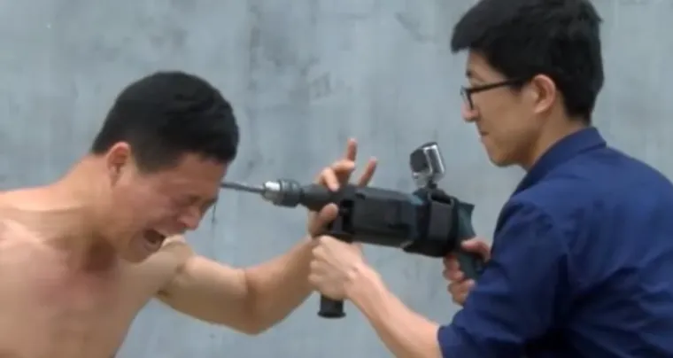 9. Shaolin redovnici posjeduju nadljudsku snagu. Uvježbavani od djetinjstva, stječu vještine koje nitko normalan ne bi mogao imati, poput hodanja po vrućem ugljenu ili nekoliko udaraca bez da osjećaju bol. Osim bezbrojnih misterija i tajni, pokazivanje snage jedna je od samostanskih tradicija. Video objavljen na YouTubeu prikazuje najšokantniju izvedbu redovnika po imenu Zhao Rui. Njegova sposobnost da izdrži bol ili bude ozlijeđen proslavila ga je kao čovjeka neprobojne kože. Rui je jednom prislonio bušilicu na sljepoočnicu na deset sekundi, a da pritom nije ni okrznuo kožu. Njegove izvedbe uključuju savijanje željezne šipke o grlo, ležanje na naoštrenim metalnim strijelama i razbijanje kamenja glavom. Znanost ne može objasniti zašto se nikad ne ozlijedi. Svoju sposobnost suočavanja s boli pripisuje svojim svakodnevnim praksama dubokih meditacija. 