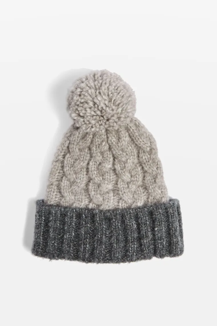 Kapa s pletenicama i pomponom, Topshop, 119,43 kune