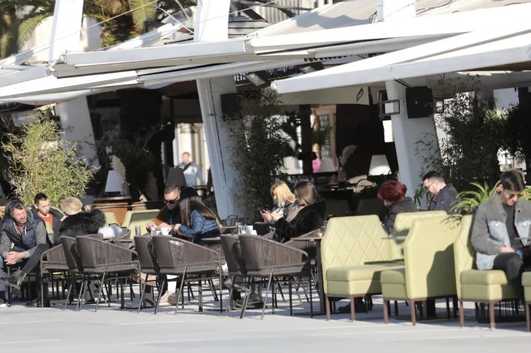 01.03.2021.,Split - Splićani od ranog jutra uživaju u prvoj ovogodišnjoj jutarnjoj kavi na terasi kafića na rivi. Foto: Ivo Čagalj/PIXSELL