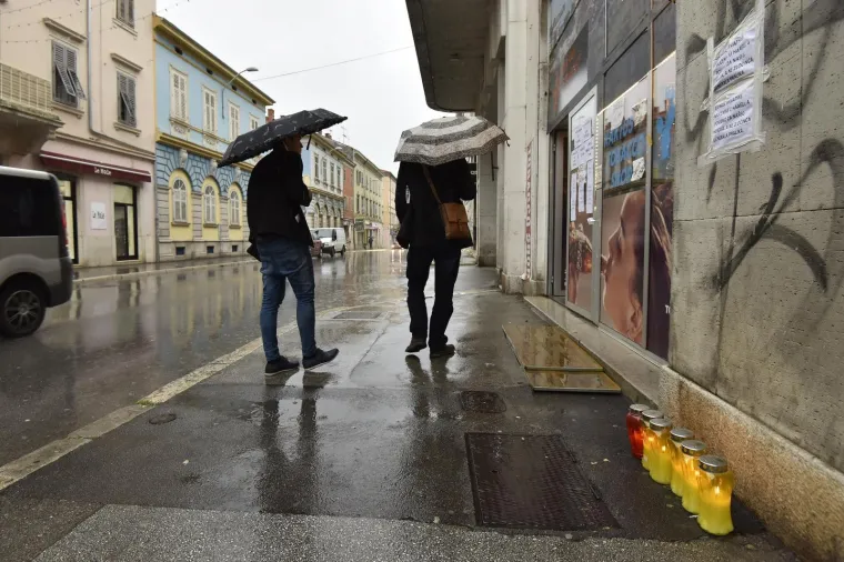 U RIJECI I PULI ZAPALJENE SVIJEĆE ZA HAŠKE OPTUŽENIKE: 'Za hrvatske mučenike, a posebno za heroja, a ne zločinca Praljka'