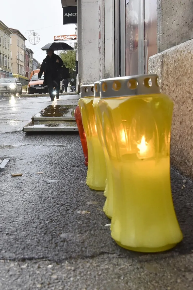 U RIJECI I PULI ZAPALJENE SVIJEĆE ZA HAŠKE OPTUŽENIKE: 'Za hrvatske mučenike, a posebno za heroja, a ne zločinca Praljka'