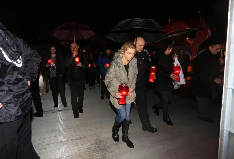 U RIJECI I PULI ZAPALJENE SVIJEĆE ZA HAŠKE OPTUŽENIKE: 'Za hrvatske mučenike, a posebno za heroja, a ne zločinca Praljka'