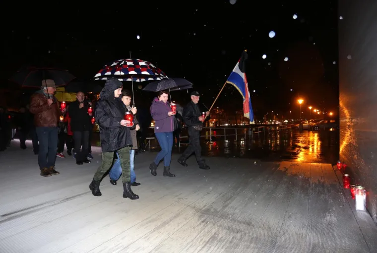 U RIJECI I PULI ZAPALJENE SVIJEĆE ZA HAŠKE OPTUŽENIKE: 'Za hrvatske mučenike, a posebno za heroja, a ne zločinca Praljka'