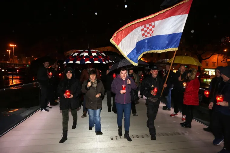 U RIJECI I PULI ZAPALJENE SVIJEĆE ZA HAŠKE OPTUŽENIKE: 'Za hrvatske mučenike, a posebno za heroja, a ne zločinca Praljka'