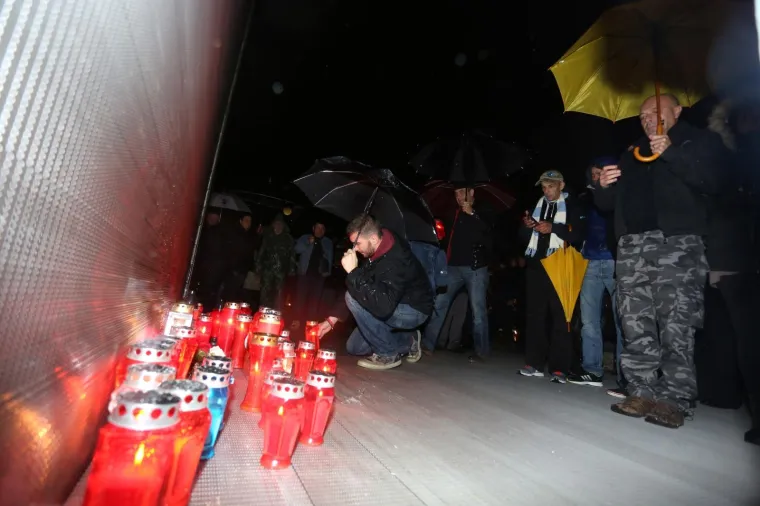 U RIJECI I PULI ZAPALJENE SVIJEĆE ZA HAŠKE OPTUŽENIKE: 'Za hrvatske mučenike, a posebno za heroja, a ne zločinca Praljka'