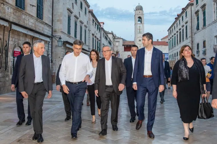 Andrej Plenković iskoristio lijepu ljetnu večer u Dubrovniku pa starog prijatelja izveo u šetnju