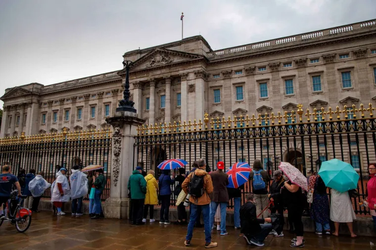 Velika Britanija zavijena u crno: Svi oplakuju najdugovječniju britansku kraljicu