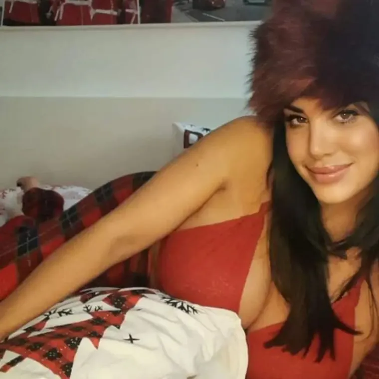 Slavna voditeljica uz intrigantnu poruku dubokim dekolteom previše pokazala: 'Na korak od pornografije'