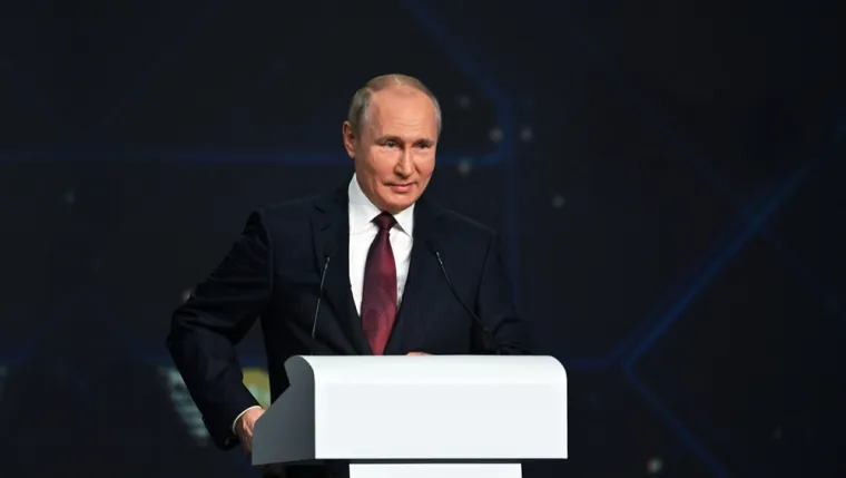 Pamelina povezanost s Putinom datira više od desetljeća, a nepotvrđene glasine o njihovoj ljubavnoj vezi kružile su tijekom godina.
