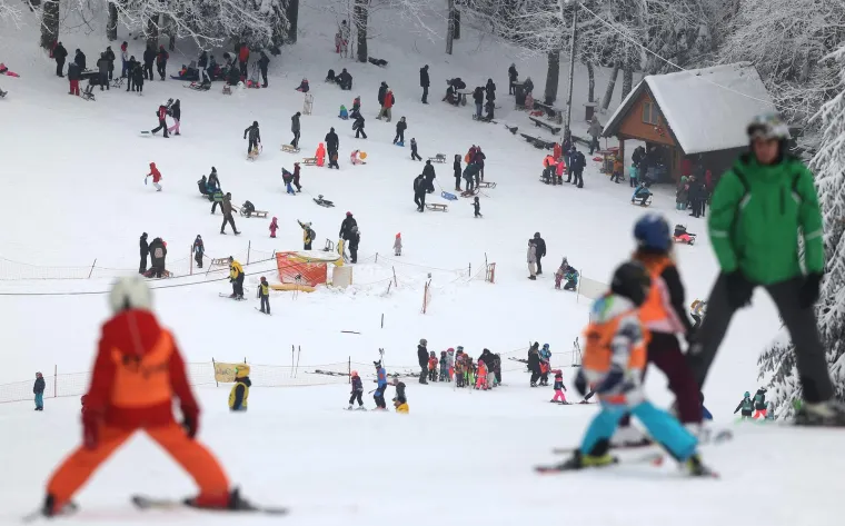 Krkljanac na Sljemenu: Sezona zimskih radosti je počela, autom je gotovo nemoguće doći do skijališta