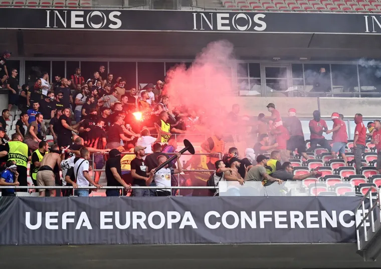 Pomahnitali huligani brutalno se potukli na stadionu, utakmica kasnila 55 minuta: Desetak ozlijeđenih u općoj makljaži, dvoje vrlo teško