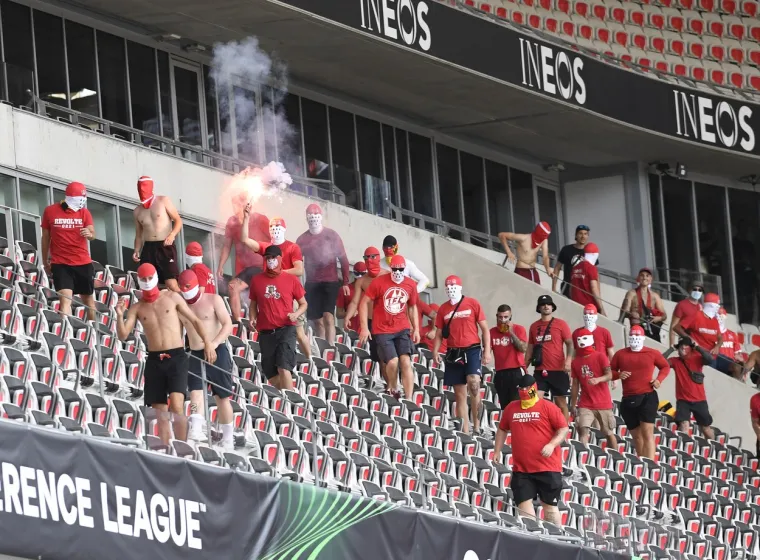 Pomahnitali huligani brutalno se potukli na stadionu, utakmica kasnila 55 minuta: Desetak ozlijeđenih u općoj makljaži, dvoje vrlo teško
