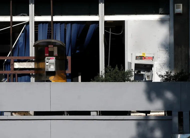 Nepoznati počinitelji provalili su u četvrtak rano ujutro u bankomat u zagrebačkom Sigetu, najvjerojatnije upotrebom plina, uslijed čega su osim bankomata oštećeni prozori i vrata na objektu u sklopu kojeg se bankomat nalazi