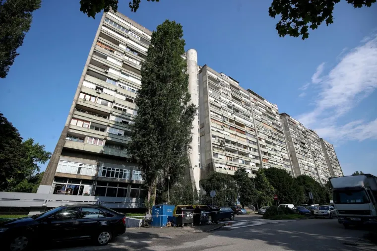Nepoznati počinitelji provalili su u četvrtak rano ujutro u bankomat u zagrebačkom Sigetu, najvjerojatnije upotrebom plina, uslijed čega su osim bankomata oštećeni prozori i vrata na objektu u sklopu kojeg se bankomat nalazi