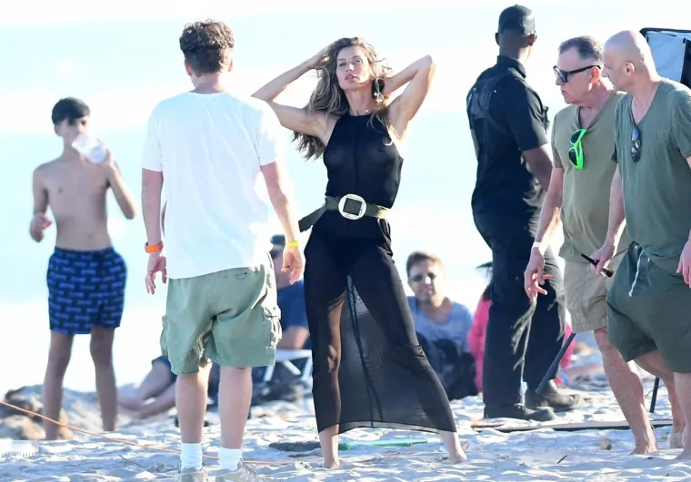 Gisele Bündchen odradila vrući fotosession na plaži, a pritom je pokazala gotovo sve kritične dijelove tijela