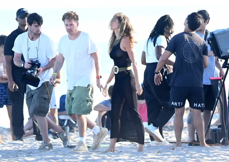Gisele Bündchen odradila vrući fotosession na plaži, a pritom je pokazala gotovo sve kritične dijelove tijela