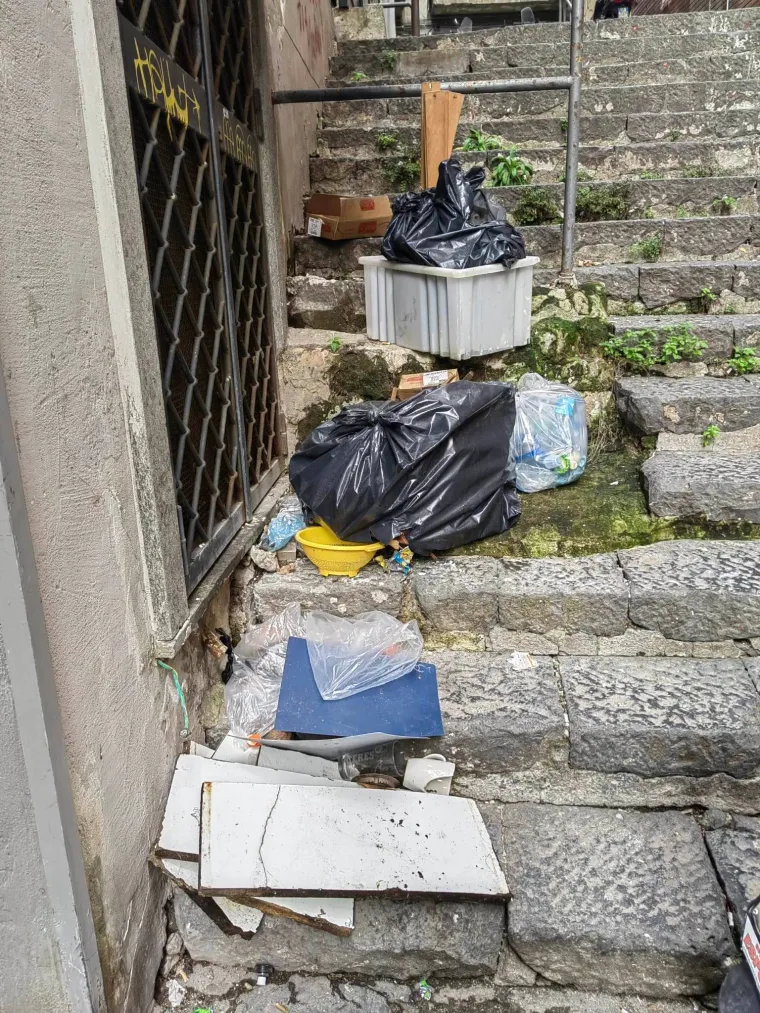 Mislite da je Zagreb gori od Napulja? Ovako izgledaju ulice talijanskog grada: Madraci, stolice, tepisi, kupus i smeće na sve strane