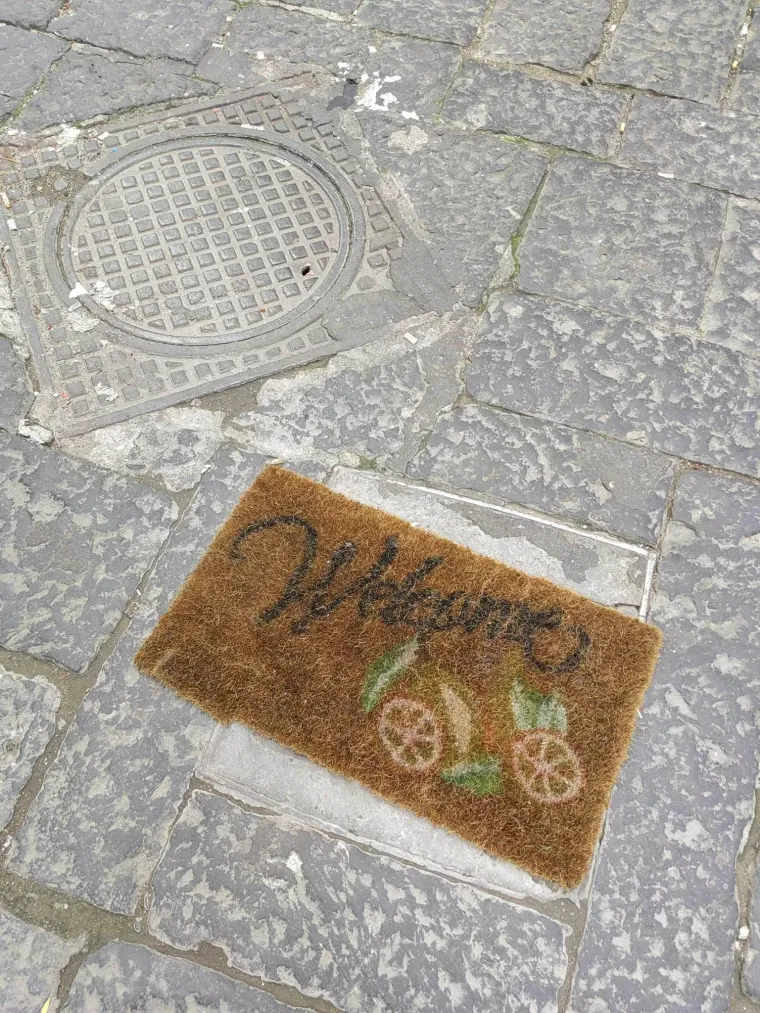 Mislite da je Zagreb gori od Napulja? Ovako izgledaju ulice talijanskog grada: Madraci, stolice, tepisi, kupus i smeće na sve strane