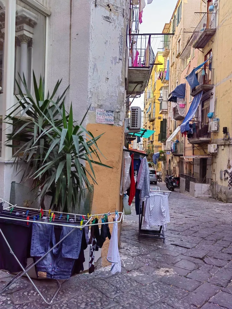 Mislite da je Zagreb gori od Napulja? Ovako izgledaju ulice talijanskog grada: Madraci, stolice, tepisi, kupus i smeće na sve strane