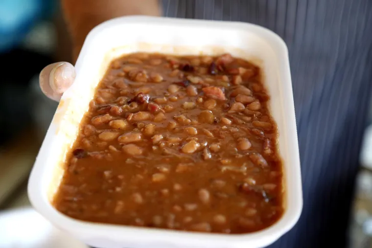 7. Grah: Grah je dovoljno kaloričan i pun bjelančevina tako da mu meso uopće nije potrebno. Paprika i luk su odličan dodatak grahu.
