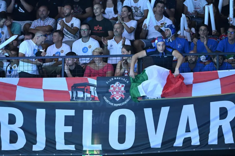 Nema koga nema u uzavreloj Spaladium Areni: Splitske lipotice očarale, kći slavnog Vatrenog s najvažnijom osobom u svom životu gleda utakmicu