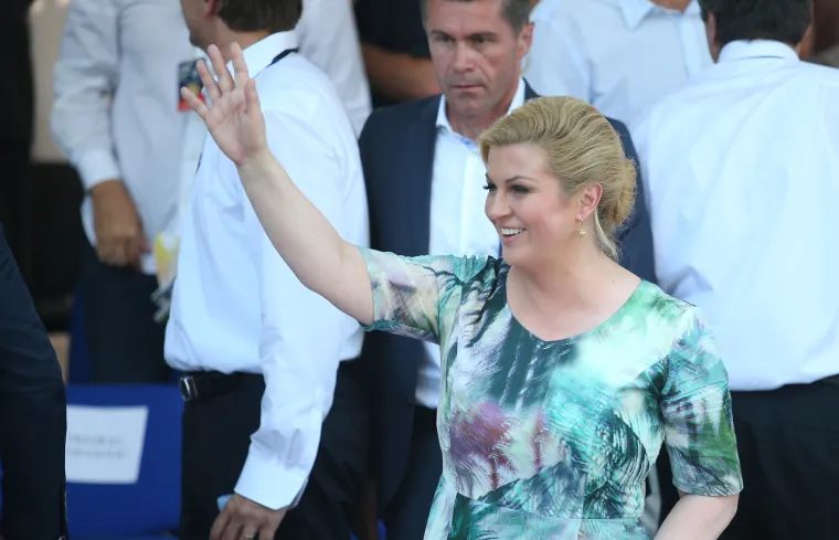 Sinjska alka 2015. godine. Kolinda pozdravlja pozdravlja okupljeno mnoštvo