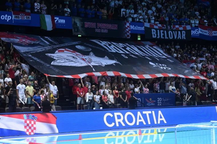 Nema koga nema u uzavreloj Spaladium Areni: Splitske lipotice očarale, kći slavnog Vatrenog s najvažnijom osobom u svom životu gleda utakmicu