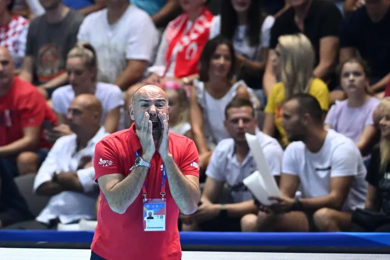 Nema koga nema u uzavreloj Spaladium Areni: Splitske lipotice očarale, kći slavnog Vatrenog s najvažnijom osobom u svom životu gleda utakmicu